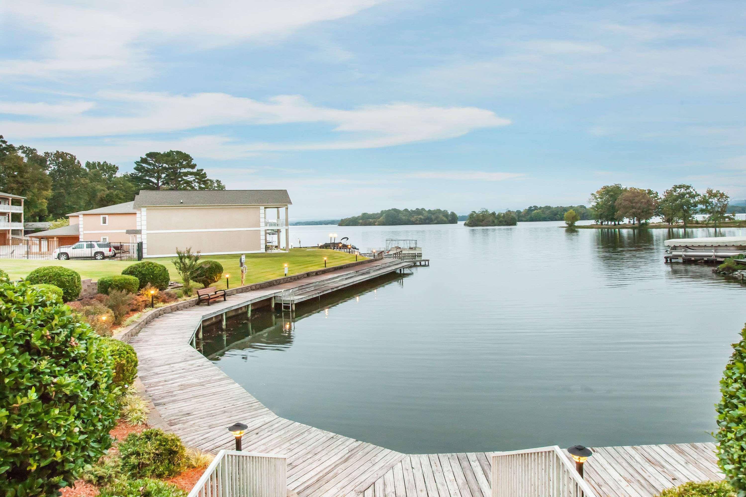 Baymont On The Lake By Wyndham Hot Springs Eksteriør bilde